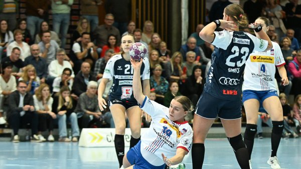 Blombergs Kreisläuferin Maxi Mühlner versucht am Boden, den Ball im Tor unterzubringen. Die Ex-Blombergerin in Neckarsulmer Diensten, Munia Smits, greift gar nicht mehr ein. - © Eibner-Pressefoto/Andreas Ulmer