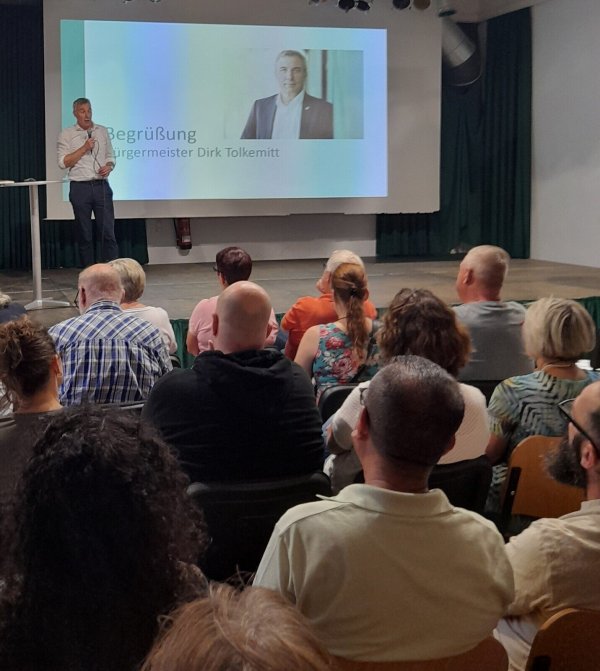 Ein Präventionsrat für Schötmar: Bei einer Infoveranstaltung berichtete Bürgermeister Dirk Tolkemitt von den Plänen. - © Quartiersmanagement Schötmar