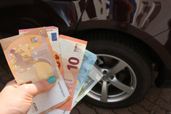 Wenn Kundinnen oder Kunden ihre Autos bar anzahlten, steckte der 27 Jahre alte Verkäufer das Geld in seine eigene Tasche. - © Janet König