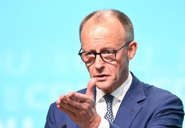 Bundeskanzler Friedrich Merz: Um das Arbeitsvolumen in Deutschland zu steigern, hätte er selbst einige Möglichkeiten. - © Bernd Wei?brod/dpa