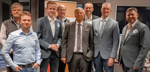 Wolfgang Bosbach (Mitte) mit Mitgliedern des CDU-Stadtverbandvorstandes (von links): Harald Reineking, Witalij Eichhorn, Janik Wiemann, Thomas Rathmann, Oliver Jakobi, Steven Grimshaw und Daniel Christman-Brunsiek. - © Markus Racic