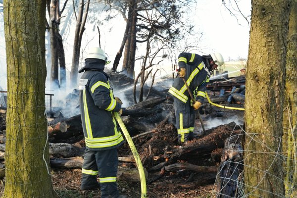 Die Feuerwehr löscht einen Holzunterstand in Homeien. - © Freitag-TV