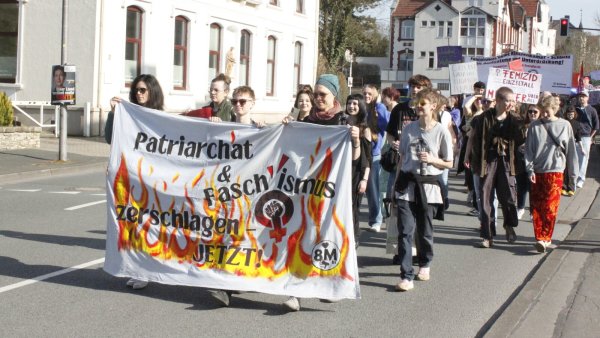 Rund 160 Menschen sind bei der Demo samt Kundgebung zum Feministischen Kampftag, dem Weltfrauentag, mitgelaufen. - © Juliana Szabo