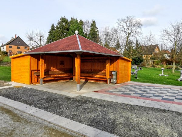 Die Schutzhütte auf der Siekwiese hat die Dorfgemeinschaft Humfeld um einen Anbau erweitert. Auch Großfeld-Schach ist hier nun möglich. Zudem sind unweit des Unterstands fünf Trimmgeräte installiert worden. - © Jürgen Reese