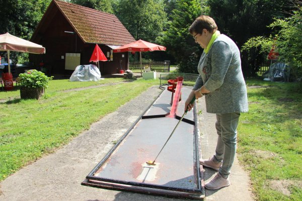 Für Heidemarie Lippek ist es die letzte Saison auf der Minigolfanlage im Kurpark Schieder. - © Kirsten Fuhrmann