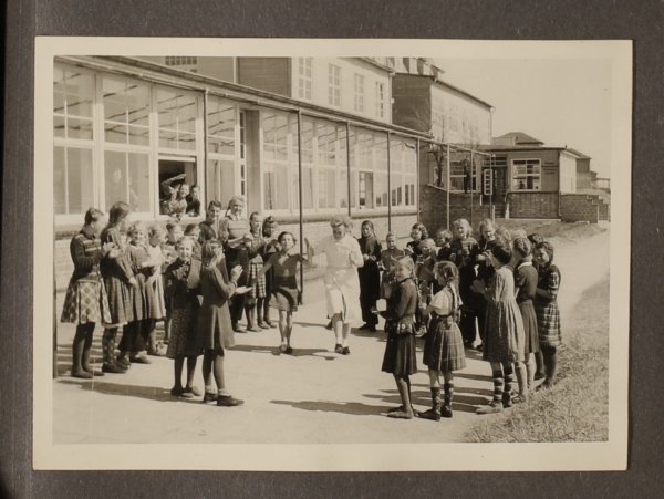 Es hat drei lippische Erholungsheime auf Nordseeinseln gegeben: Auf Norderney, Langeood und in Witdün auf Amrum, wo diese Aufnahme entstanden ist. Sie entstammt einem Erinnerungsalbum, dass ein Unbekannter für die Verwaltung des Heimes auf Amrum gemacht hat. So ähnlich muss der Alltag in all den Kindererholungsheimen der 50-er und 60-er Jahre ausgesehen haben.  - © Kreis Lippe
