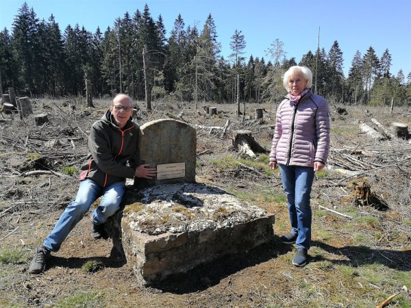 Edwin Ullrich und Christa Brinkmann an dem Gedenkstein ihres Vorfahren, der hier vor 100 Jahren verunglückt ist. - © Freya Köhring