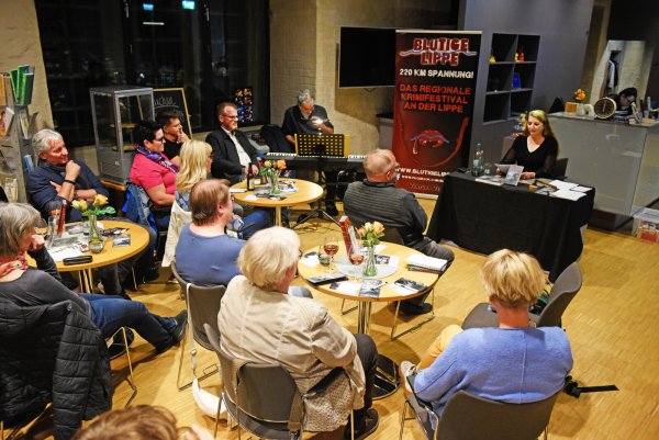 Autorin Meike Messal liest im Foyer des Schlosses Brake. - © Nicole Ellerbrake