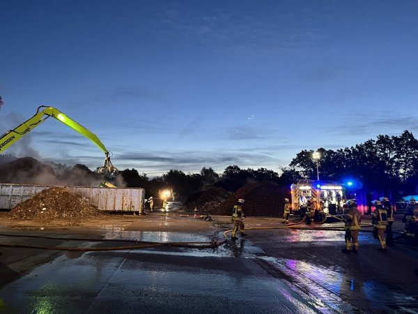 Bei einem Entsorgungsunternehmen an der Ehlenbrucherstraße hat es einen kleinen Brand im Freien gegeben. - © Feuerwehr Lage