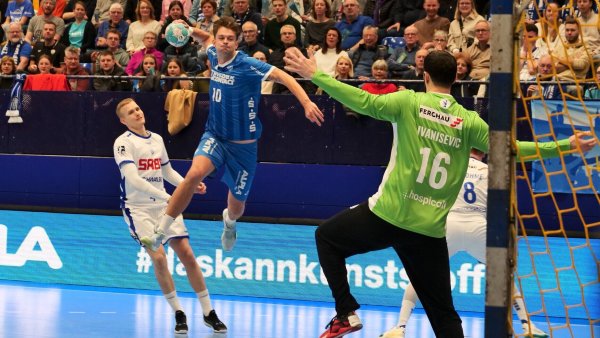 Emil Buhl Laerke verzieht hier gegen Tibor Ivanisevic. - © Jörg Hagemann