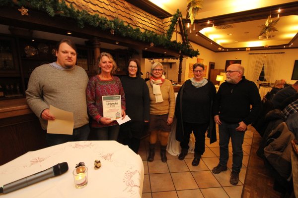 Der erste Platz des Kalletaler Heimatpreises 2022 geht an die "Solidarische Landwirtschaft" aus Langenholzhausen. Die Laudatoren Manfred Rehse (rechts) und Florian Schön (von links) stellen sich mit den ausgezeichneten Solawi-Vorstandsmitgliedern Maren Kaschka, Kerstin Otte in Holte, Gabriele Wels und Anke Tautenhahn dem Fotografen. - © Jens Rademacher