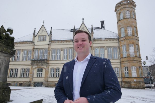 Kandidat im Schneegestöber: Michael Ruttner ist der Bürgermeisterkandidat der CDU Horn-Bad Meinberg. - © Jost Wolf