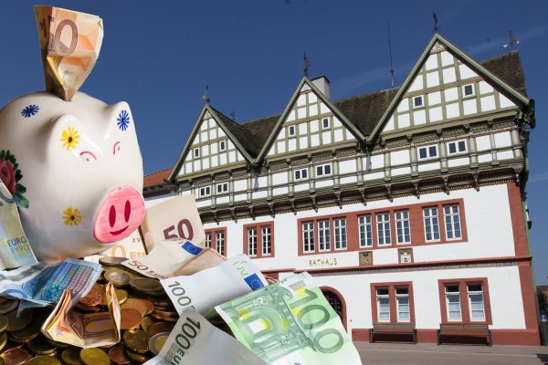 Sparen ist auch im Blomberger Rathaus angesagt. Der Etat hat ein Defizit von 4 Millionen Euro. Auf die wichtigsten Punkte, die dieses Jahr angegangen werden sollen, konnten sich die vier Fraktionen dennoch einigen.  - © Fotos: Vera Gerstendorf-Welle;Pixabay / Montage: Meike Groppe