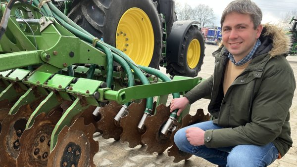 Mit der Scheibenegge wird der Dünger direkt in den Boden gebracht und nicht obendrauf - weniger Gestank, weniger Verlust, kennt Tobias Schafmeister die Vorteile. - © Till Brand