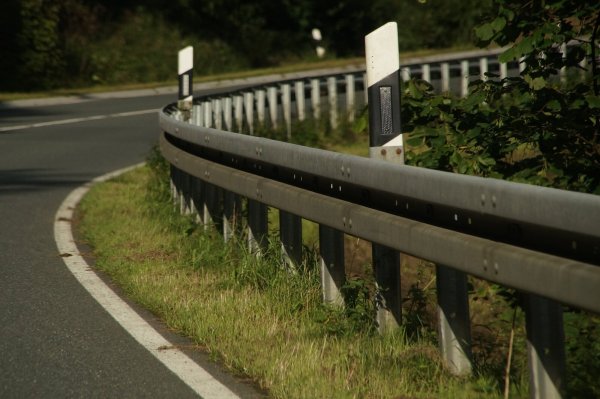 Bei einem Auffahrunfall auf der B1 musste die Polizei den Verkehr regeln. - © pixabay