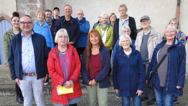 Interessieren sich für Engel und Dämonen: Teilnehmer an der speziellen Stadtführung in Lemgo. Führen die Neugierigen informativ und unterhaltsam durch die Kernstadt (von links): Bürgermeister Markus Baier und Liesel Kochsiek-Jakobfeuerborn. (Foto: Hajo Gärtner) - © Hajo Gärtner