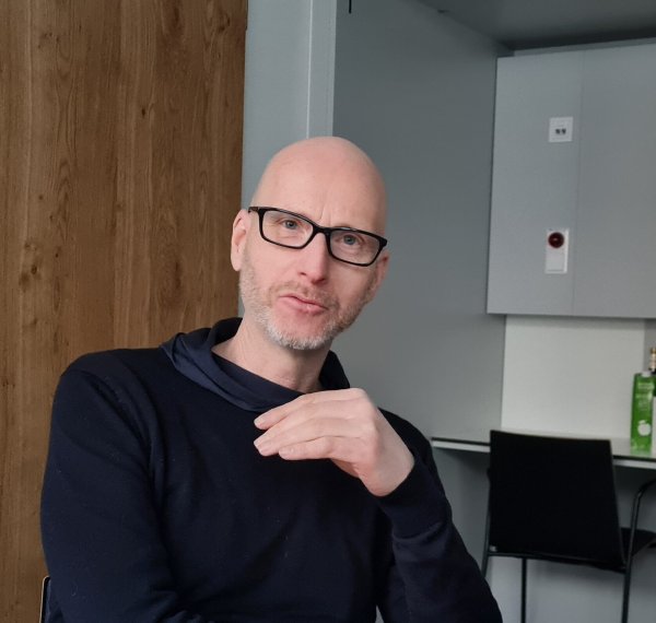 Wie muss eine geschlechtersensible Sprache aussehen? Weil ihn diese Frage umtreibt, hat Prof. Jan Schneider sich viele Gedanken dazu gemacht. Daraus ist ein Buch entstanden: "Das missbrauchte Geschlecht." - © Marianne Schwarzer