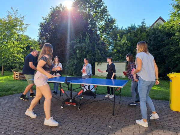Gemeinsam Tischtennis spielen (von links) Holger Busch, Melina von Wysiecki, Nora (14), Eleni Kousataloglou, Kjara (16), Luzia Hofschröer und Gillian König. - © Carolin Brokmann-Förster