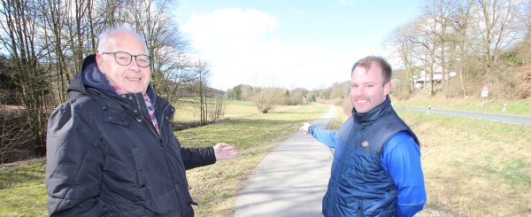 Vom Rastplatz Ilsetal Richtung Niederntalle parallel zur Taller Straße sollen an diesem Weg auf der linken Seite Bäume gepflanzt werden können. Das ist die Idee von Dieter Hartwig, Vorsitzender der Dorfgemeinschaft Talle (links), und seinem Stellvertreter Tobias Nolte. - © Jens Rademacher