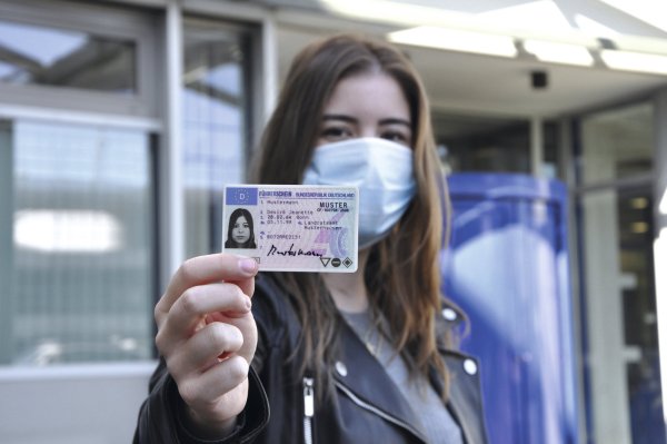 Coronavirus-Schnelltests sind keine Pflicht vor Fahrstunden. Eine FFP2-Maske reicht aus. Neben der Pandemie hat auch die zunehmende Verbreitung von Elektroautos Auswirkungen auf die Fahrausbildung. - © TÜV Nord