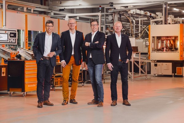 Der Weidmüller-Vorstand (von links): Volker Bibelhausen (Technologievorstand und Vorstandssprecher), Dr. Sebastian Durst (Vorstand Operations), Dr. Timo Berger (Vertriebsvorstand), André Sombecki (Finanzvorstand) freuen sich über das Ergebnis. - © pepper-agency.de