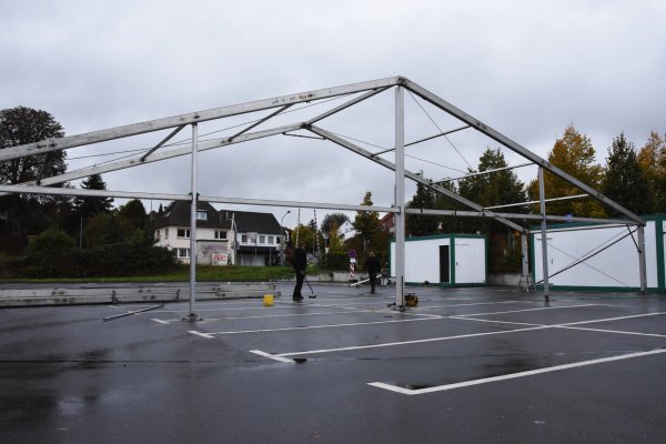 Die neue Teststation am Langenbrücker Tor in Lemgo nimmt Gestalt an. - © Raphael Bartling