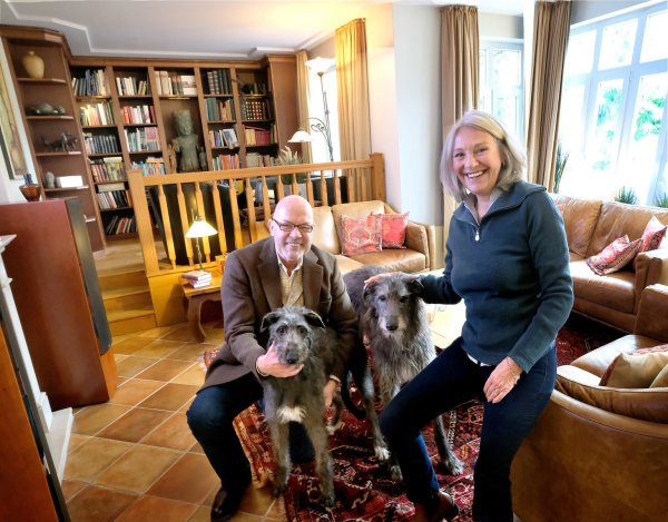 Die Unternehmer Maria Füchtenkort-Frimmersdorf und Axel Füchtenkort aus dem Kreis Gütersloh mit ihren beiden "Deerhounds" Martha (l.) und Männeken. - © Andreas Frücht