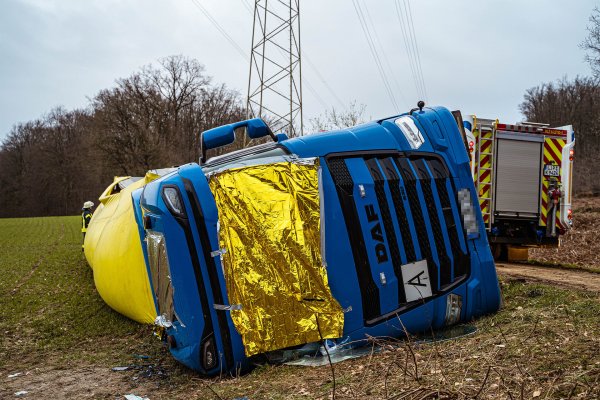 Die Feuerwehr schützte die Öffnungen an der Dachluke sowie Frontscheibe provisiorisch mit Rettungsdecken. - © Freitag TV