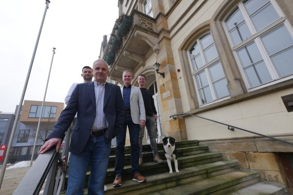 Die Verwaltungsspitze: Bürgermeister Heinz-Dieter Krüger (vorne) mit Kämmerer Tim Sölter (hinten, von links), Bauamtsleiter Claus Rafael Müther und Pressesprecher Sebastian Vogt mit Hündin Freia. - © Jost Wolf