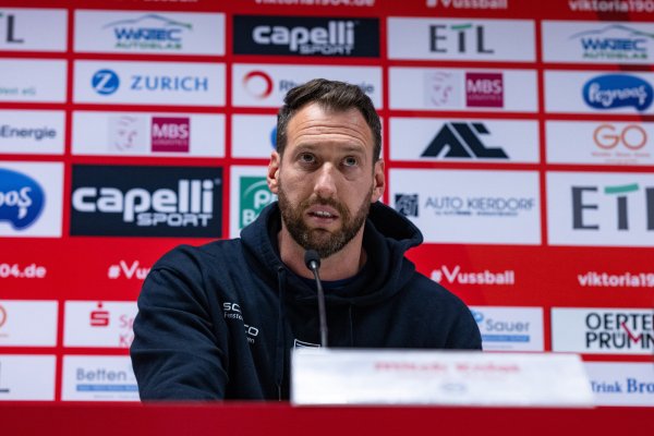 Arminia-Trainer Mitch Kniat erklärt nach dem 2:0-Sieg bei Viktoria Köln seinen taktischen "Kniff". - © Teresa Kroeger