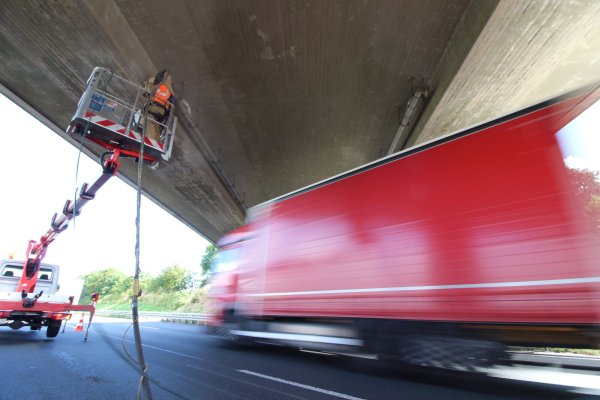 Die Reparaturarbeiten laufen in luftiger Höhe, während daneben der Verkehr fließt. - © Lukas Brekenkamp
