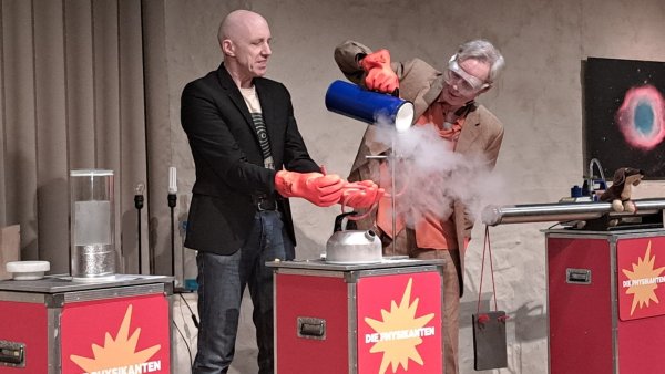 Das Duo lässt es dampfen: Der aus dem Fernsehen bekannte Physiker Marcus Weber (links) und "Showmaster" Rainer Grünebaum experimentieren mit flüssigem Stickstoff. - © Annika Langhagel