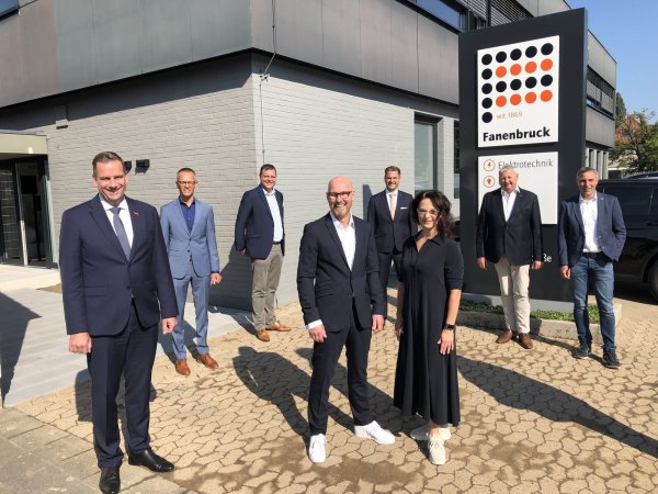 (v. l.) Dr. Jens Prager (Vorstand der Stiftung Zukunft Handwerk OWL), Aloys Buschkühl (Geschäftsführer Kreishandwerkerschaft Paderborn-Lippe), Dirk Langert (Mitglied Kuratorium Stiftung Zukunft Handwerk OWL), Christoph Fanenbruck (Geschäftsführer Fanenbruck GmbH & Co. KG), Philipp Fischer (Mitglied Kuratorium Stiftung Zukunft Handwerk OWL) , Ursula Fanenbruck (Projektleitung Privatkunden), Mickel Biere (Kreishandwerksmeister KH Paderborn), Dirk Tolkemitt (Bürgermeister Bad Salzuflen) und Peter Eul (Vorsitzender des Kuratoriums Stiftung Zukunft Handwerk OWL). - © Thomas Reineke