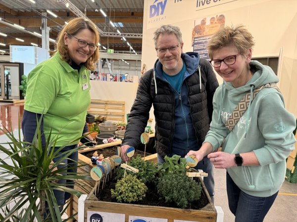 Kerstin Schmitz-Mohr (links) von der DIY-Academy gibt Jan und Iris Lüdecke aus Lage Tipps zur Gestaltung eines Hochbeetes. - © Sandra Castrup