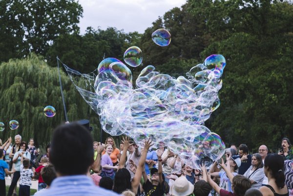 Beliebter Programmpunkt beim Kurparkfest: Das Erschaffen von Riesenseifenblasen. - © Nadja Jacke