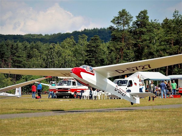 Start der legendären K 8b, die das Kürzel D 5727 trägt. Noch heute nutzt der Segelflugverein das bewährte Modell aus den 60er Jahren für den Übungsbetrieb. Repro: Horst Biere / Quelle: Segelflugverein Herford - © Repro: Horst Biere / Quelle: Segelflugverein Herford