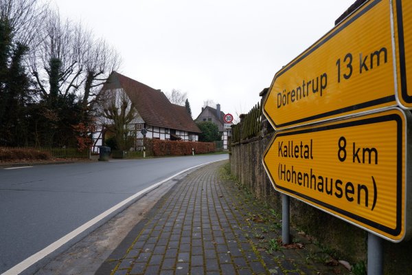 Zwischen dem Dorfeingang und dem -ausgang gilt Tempo 30. Dass sich daran längst nicht alle halten, kritisieren Anwohner seit Jahren. - © Lorraine Brinkmann