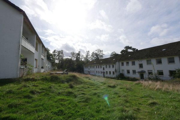 Ein bisschen ordentlicher ist es in der Siedlung Am Dören schon geworden. Das Gras wird zwar immer noch nicht gemäht, aber immerhin liegt kein Sperrmüll mehr herum. - © Jost Wolf