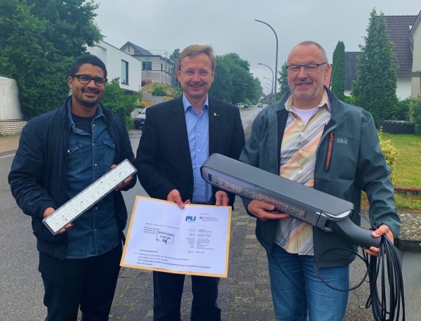 Augustdorf setzt auf LED-Technik: (von links) Lamine Traoré, Dr. Andreas Wulf und Manfred Wagner freuten sich im Juli vergangenen Jahres über den dazugehörigen Förderbescheid. - © Gemeinde Augustdorf
