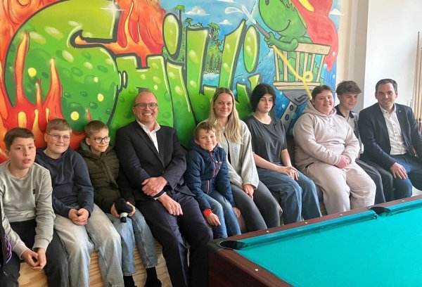 Kinder und Jugendliche haben mit MdL Jochen Ott (Mitte) und Bürgermeister Torben Blome (rechts) diskutiert. - © SOS-Kinderdorf Lippe
