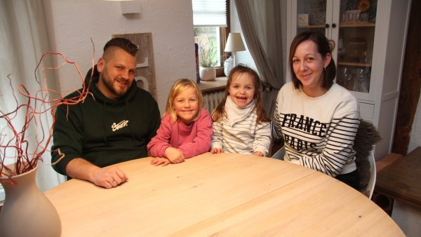 Papa Ingo Löhr (von links), die fünfjährige Emilia, ihre dreijährige Schwester Isabell und Mama Natascha Löhr sitzen am Esstisch. - © Nadine Uphoff