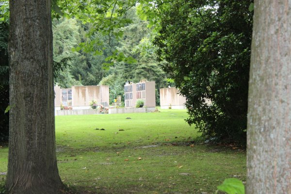 Zwei Kolumbarien-Anlagen gibt es, zwei weitere kommen jetzt hinzu auf dem alten Friedhof an der Rintelner Straße. Noch ist unklar, wie es danach weitergeht. - © Katrin Kantelberg