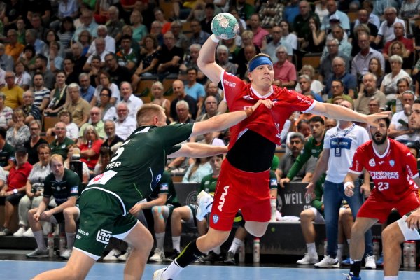 Lukas Hutecek setzt sich ohne Rücksicht auf Verluste gegen Wetzlars Rasmus Meyer Ejlersen durch. Foto: Mathias M. Lehmann - © Mathias M. Lehmann