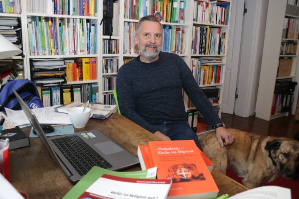 Oliver Arnhold in seinem Arbeitszimmer, der Studiendirektor am Grabbe-Gymnasium veröffentlicht bald sein neues Fachbuch zur Geschichte der evangelischen Kirche in der NS-Zeit. - © Till Sadlowski