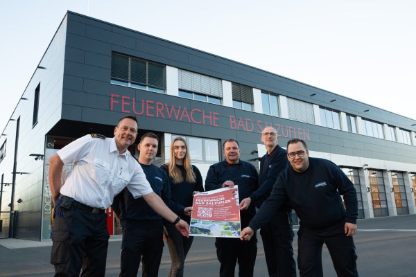 Freuen sich auf die Besucher beim Tag der offenen Tür: Wachleiter Christian Drewes und die Leitung des Planungsteams Timo Wessel, Lea Spellmeier, Jan Krüger, Daniel Matysiok und Jan Roos (von links). - © Leon Stock / Feuerwehr Bad Salzuflen