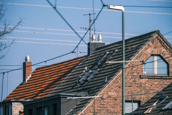 Von der Grundsteuer sind Eigentümer und Mieter betroffen, weil die Steuer umgelegt werden kann. - © IMAGO/Michael Gstettenbauer