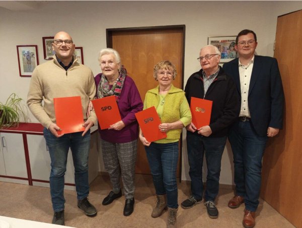 Die diesjährigen Jubilare auf einen Blick: Olaf Schulz (25 Jahre, von links), Hanna Jendreck (60 Jahre), Christine Belz und Dietrich Blome (jeweils 40 Jahre) wurden vom Bundestagskandidaten Julien Thiede für ihre langjährige Treue zur SPD geehrt. Im Bild fehlt Michael Niebur, der ebenfalls für seine 25-jährige Mitgliedschaft geehrt wurde. - © Stefan Altrogge