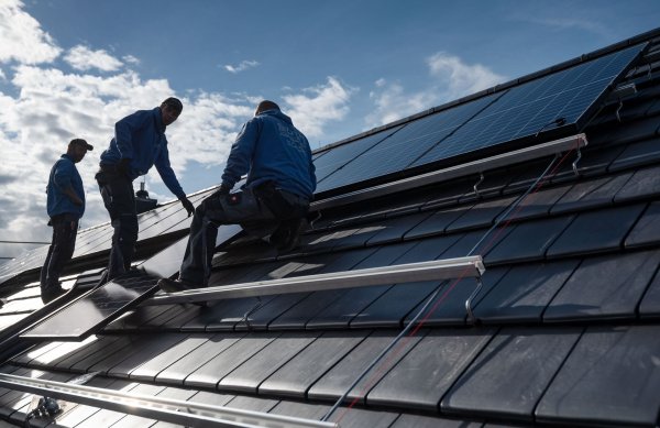 Weniger Nachfrage, mehr Konkurrenz: Solarinstallateure haben es inzwischen deutlich schwerer. - © Marijan Murat/dpa
