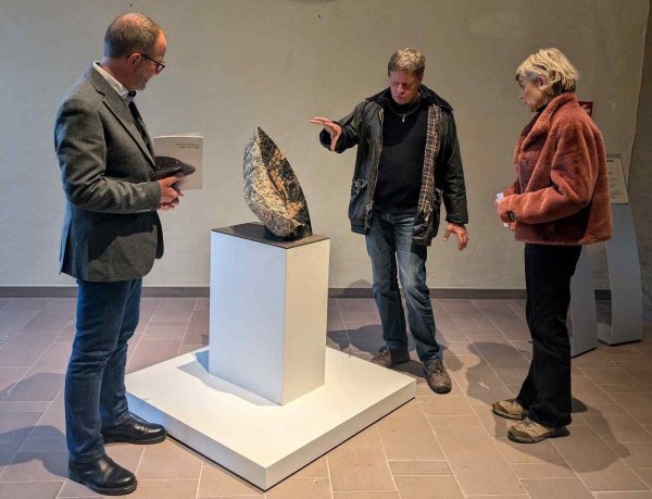 Verbandsvorsteher Jörg Düning-Gast (links) und Vera Scheef von der Kulturagentur (rechts) lassen sich von Dorsten Diekmann den "Windling" erklären. - © Landesverband Lippe