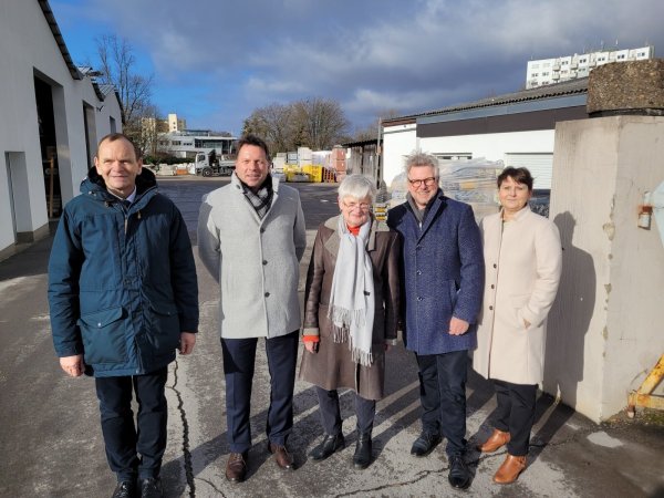 Ab 2025 sollen hier auf dem Berkemann-Gelände die ersten Bagger rollen. Der Präsident der Technischen Hochschule OWL, Prof. Dr. Jürgen Krahl (von links), Bürgermeister Frank Hilker, Margret Berkemann, der Technische Beigeordnete Thomas Lammering und Kanzlerin der TH OWL, Nicole Soltwedel freuen sich auf die Zukunft. - © Raffael Giebel